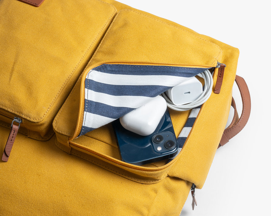 DUAL EASY-ACCESS POCKETS