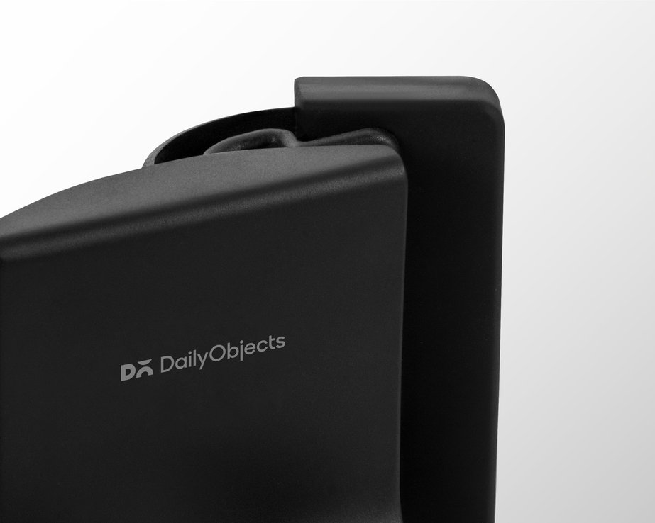 CLING ONTO SLEEK SCREENS