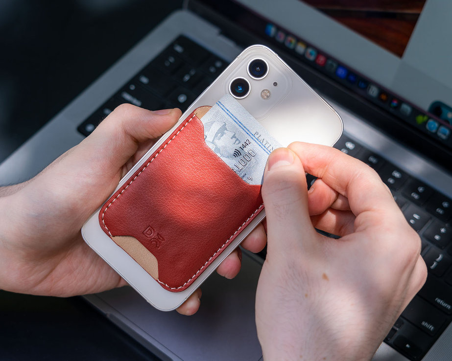 SPACE FOR DUAL CARDS