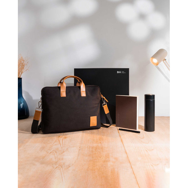 

Ease The Hustle Employee Onboarding Kit