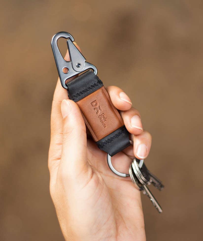 https://images.dailyobjects.com/marche/product-images/undefined/undefined-images/Camper-Keychain-Clip-Brown-3rD.jpg?tr=cm-pad_crop,v-2,w-412,h-490,dpr-2,q-60