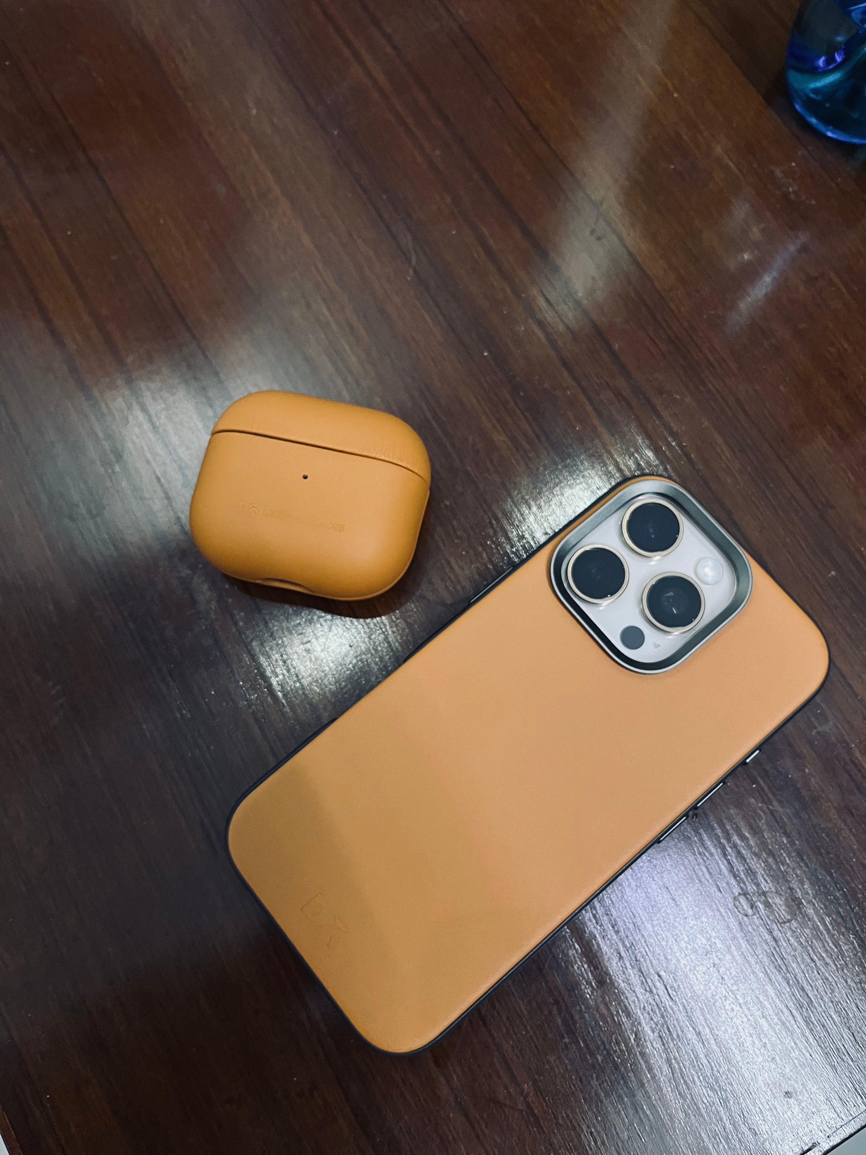 IPHONE 16PRO’S TAN COLOUR